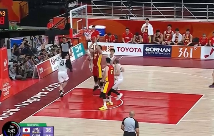 再耐心一点！王俊杰反击篮下晃飞两人 轻松上空篮止血！